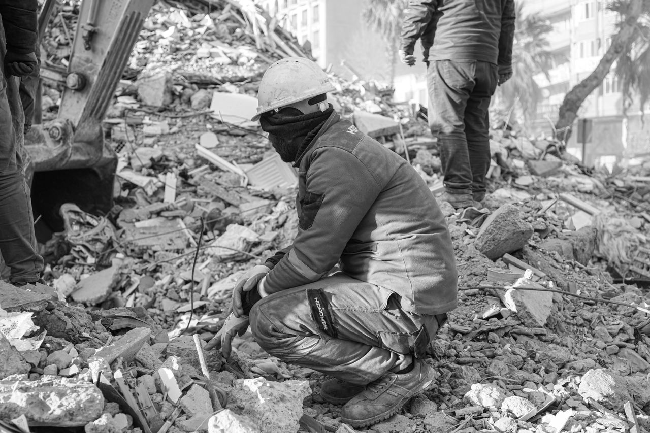 Rescue workers amidst rubble after an earthquake in Turkey, capturing resilience and teamwork.